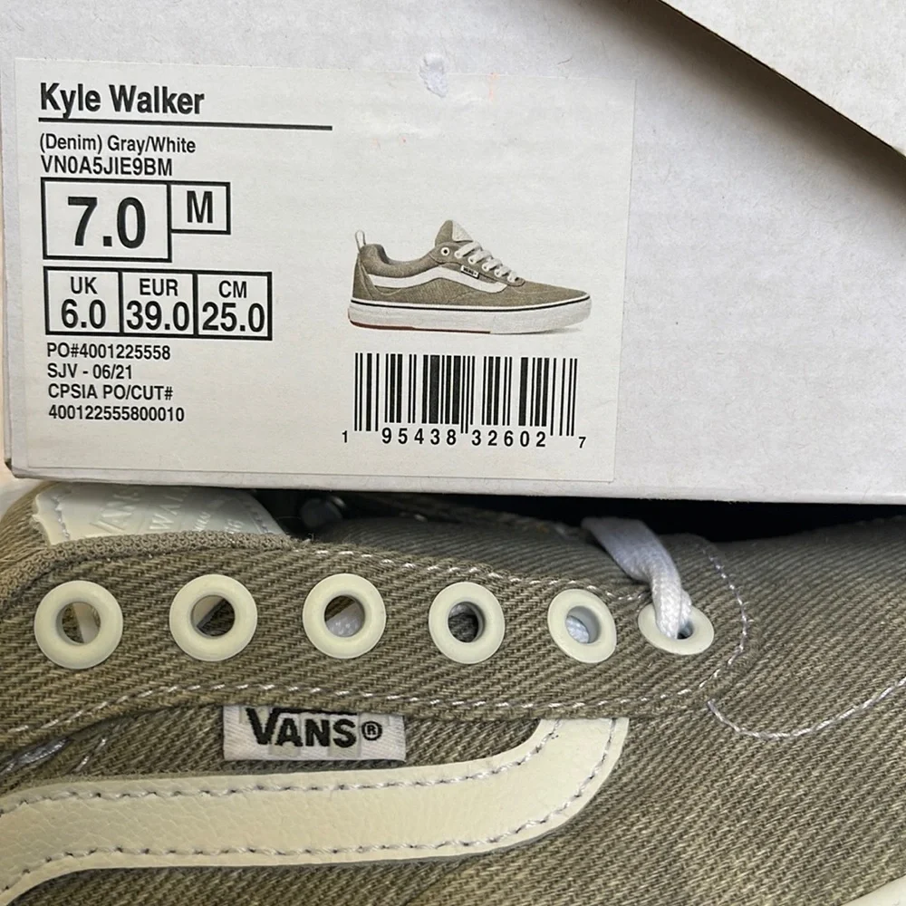 Vans WMNS Kyle Walker (Denim) Gray/White
VN0A5JIE9BM
Sneakers - athletic shoes - Picture 16 of 16